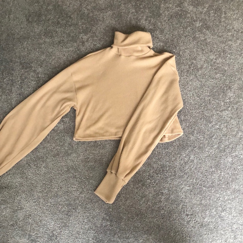 Turtle neck cropped sweater